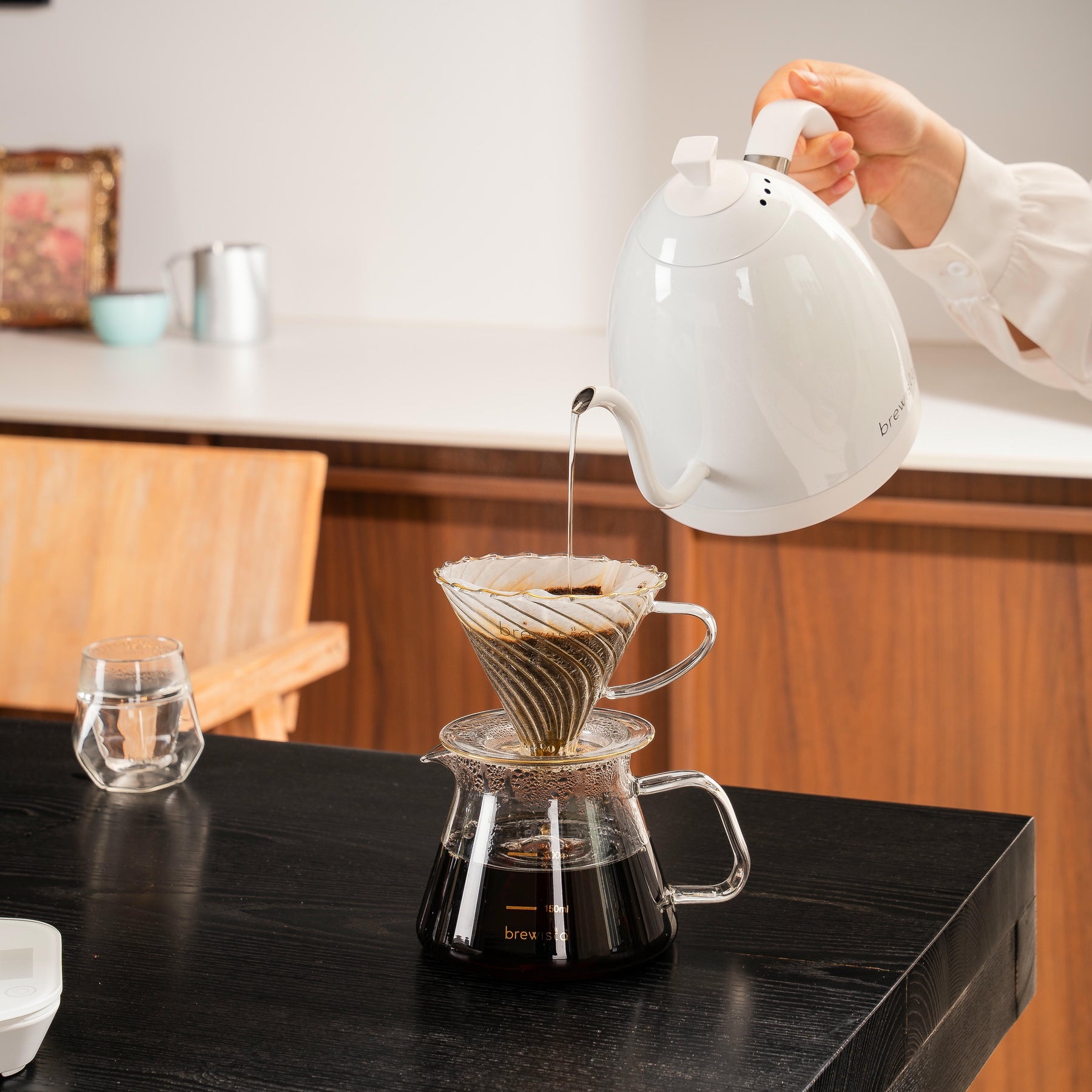 Brewista Artisan Gooseneck Kettle 1L – Variable Temperature Electric Pour Over Kettle